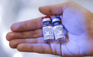 Вакцинация против COVID-19 вакциной Гам-КОВИД-Вак (Спутник V)